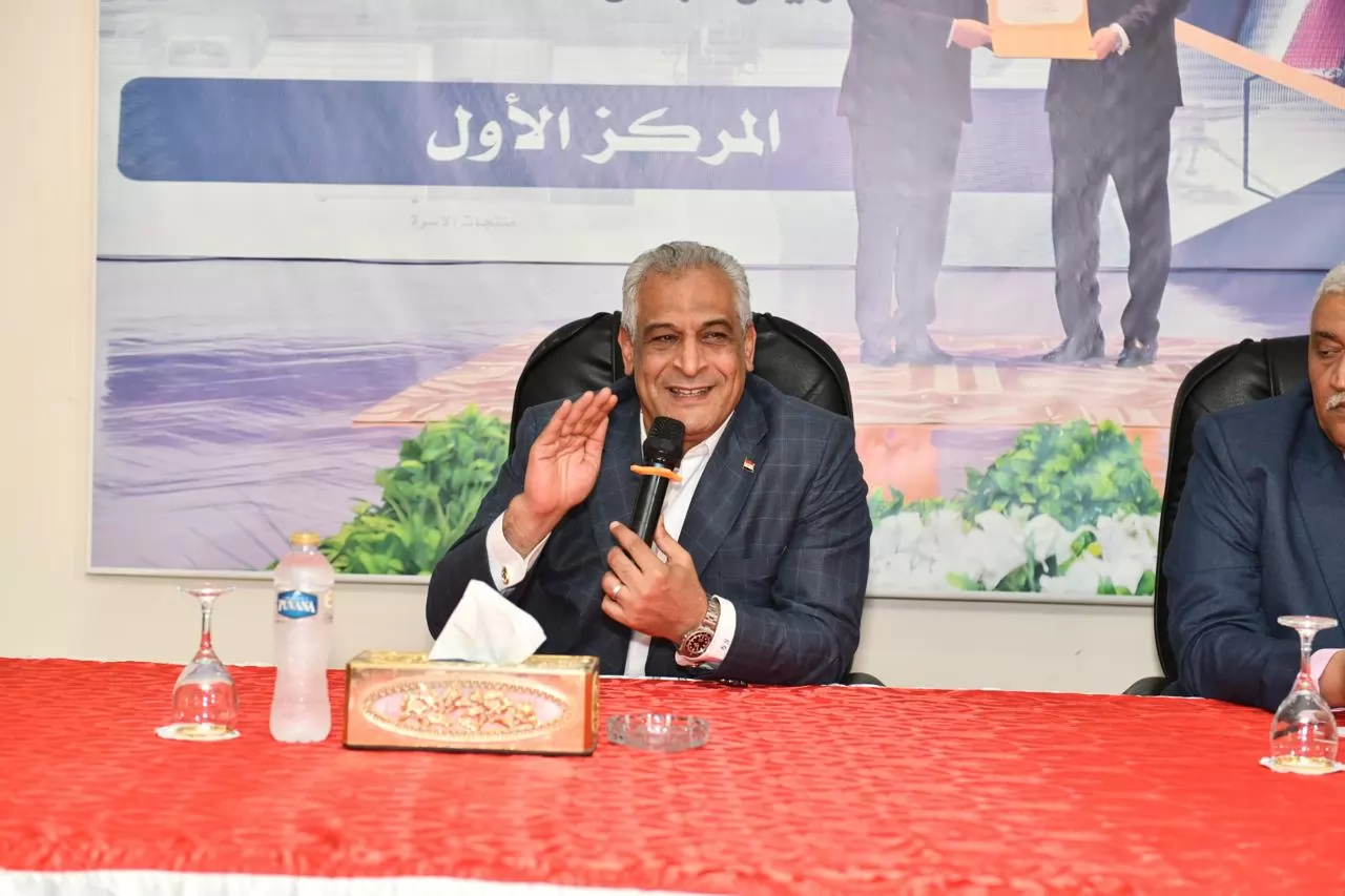وزير الدولة للإنتاج الحربي يتابع انتظام العملية الإنتاجية ويؤكد أهمية توفير بيئة عمل آمنة