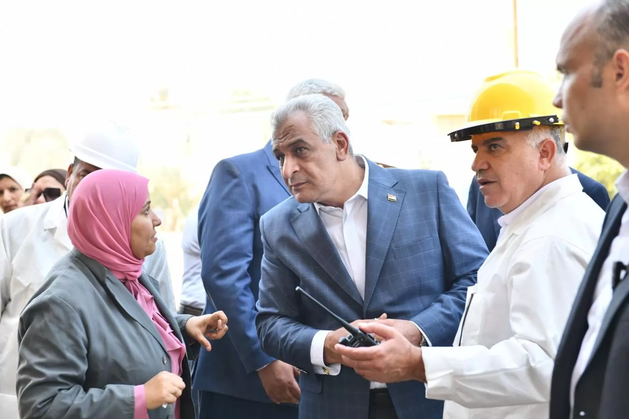 وزير الدولة للإنتاج الحربي يتابع انتظام العملية الإنتاجية ويؤكد أهمية توفير بيئة عمل آمنة