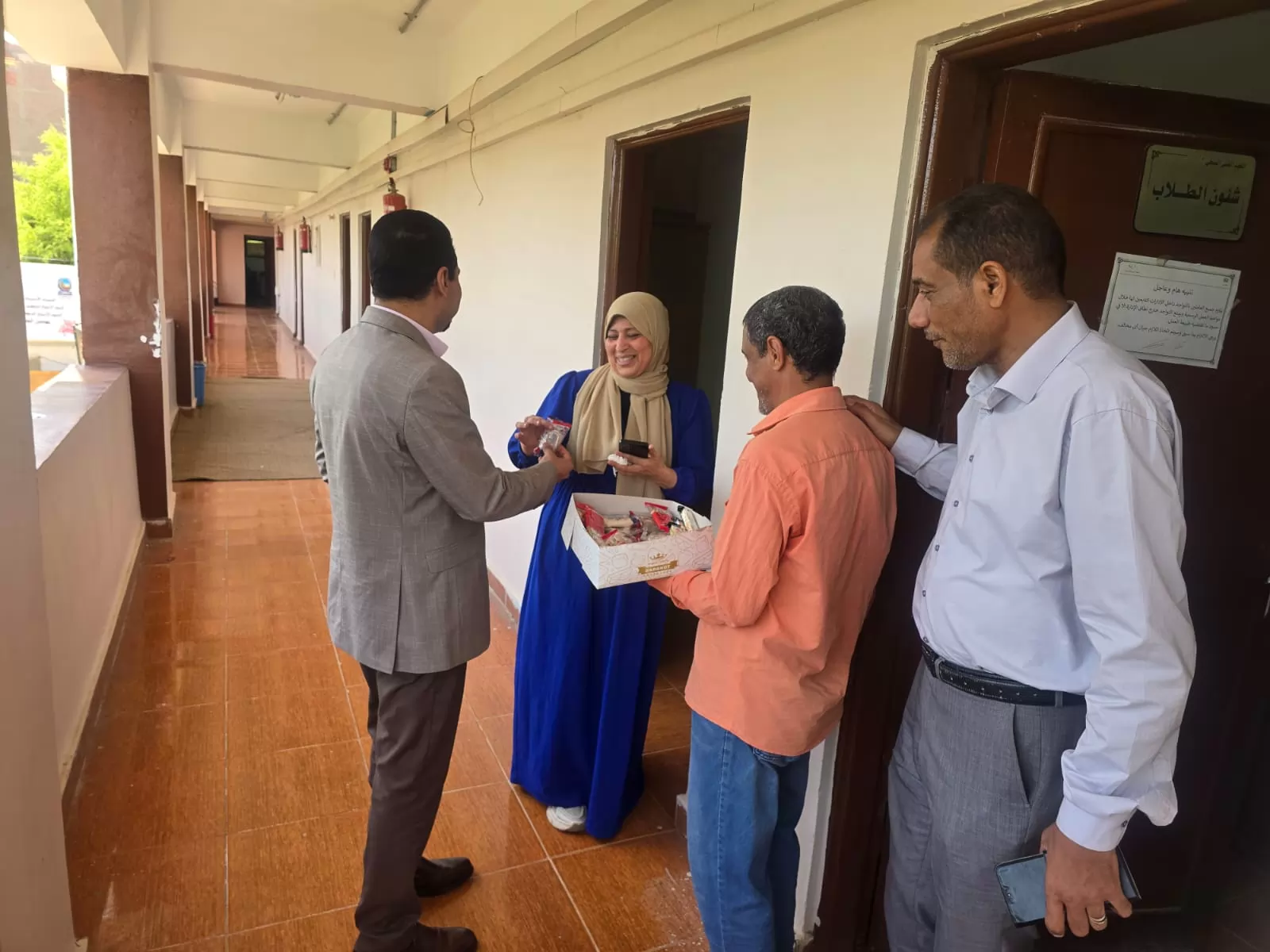بالحلوى..المعهد الفني الصحي يستقبل الطلاب في أول أيام الدراسة