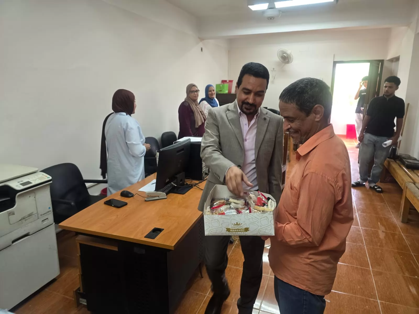 بالحلوى..المعهد الفني الصحي يستقبل الطلاب في أول أيام الدراسة