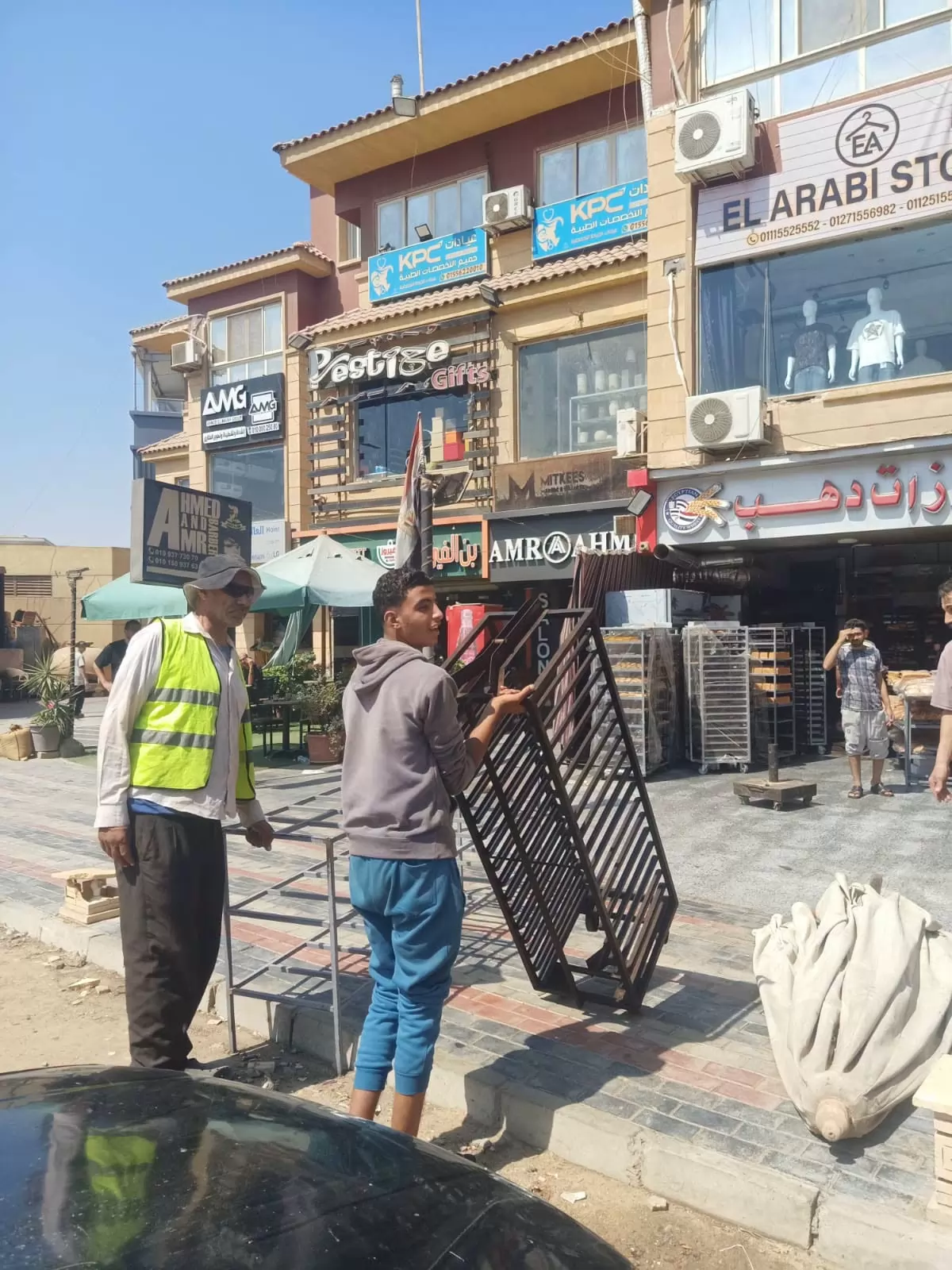 جهاز القاهرة الجديدة يزيل تعديات المحال المخالفة بالتجمع الأول