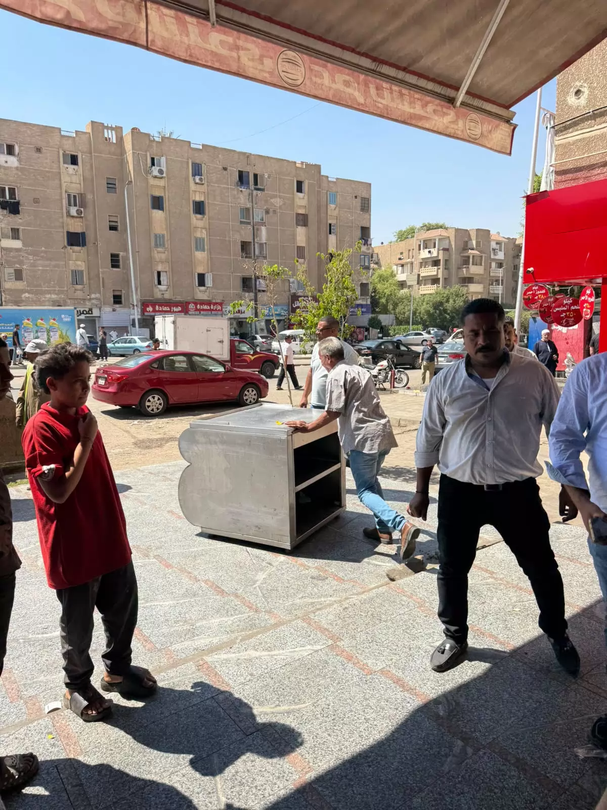 جهاز القاهرة الجديدة يزيل تعديات المحال المخالفة بالتجمع الأول