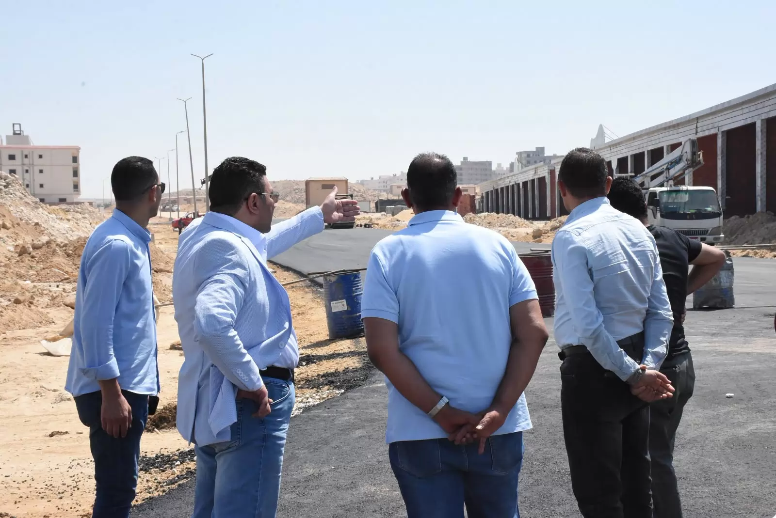 رئيس جهاز القاهرة الجديدة يتفقد أعمال الطرق والكهرباء ببيت الوطن 