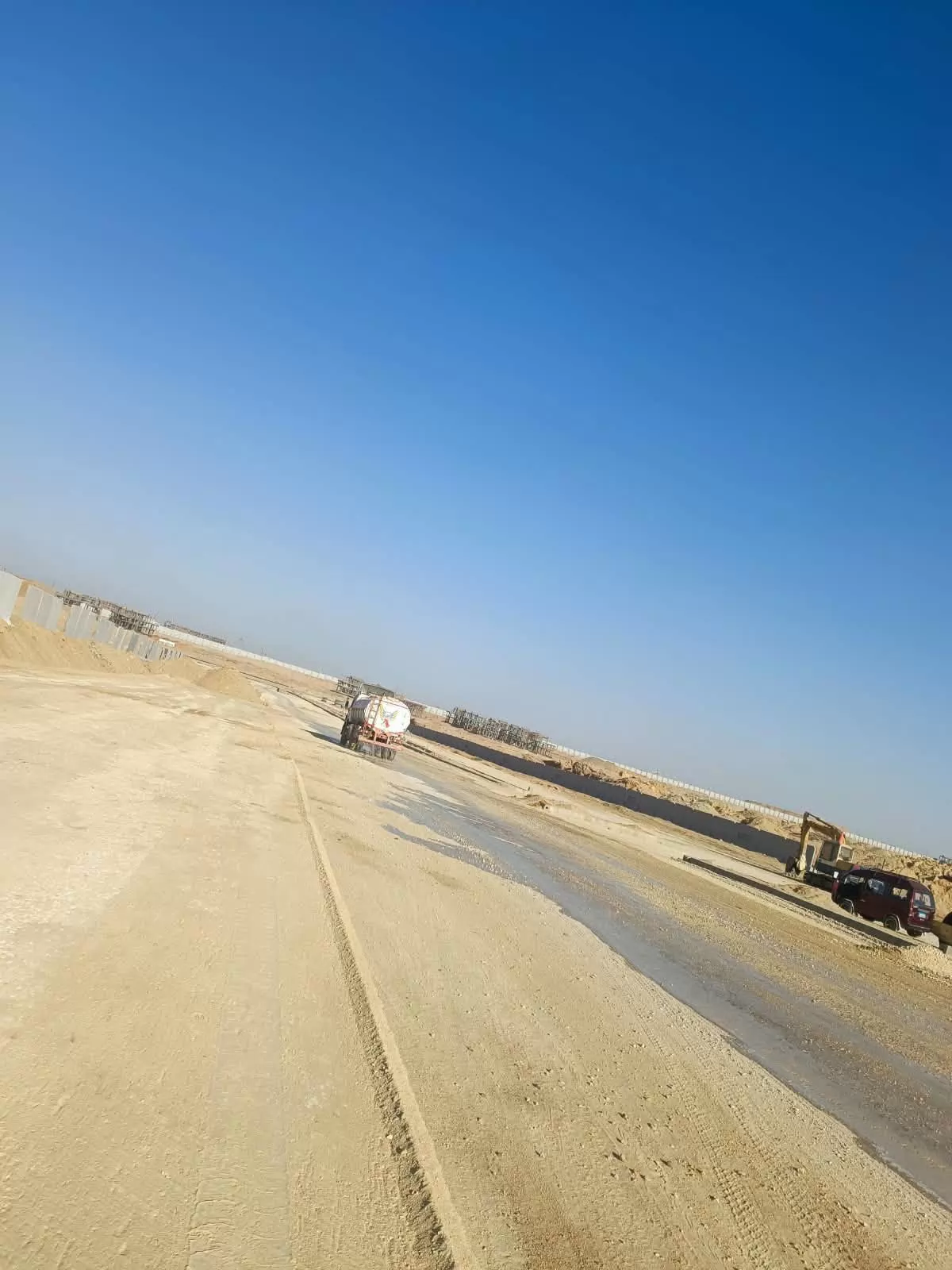 جهاز القاهرة الجديدة يرفع كفاءة الطرق بالتجمع السادس 
