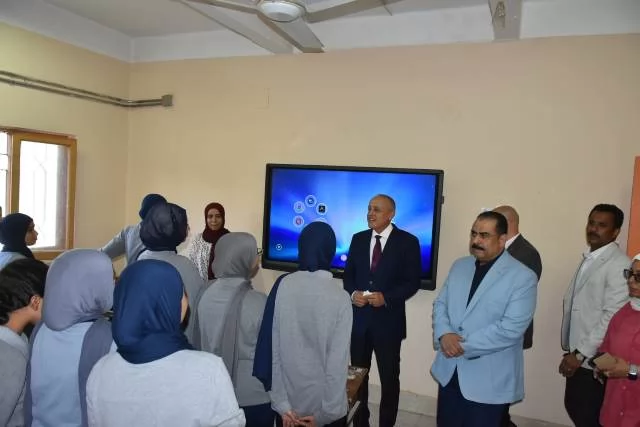 محافظ الأقصر يشهد طابور الصباح بمدرسة أبو الحجاج الابتدائية