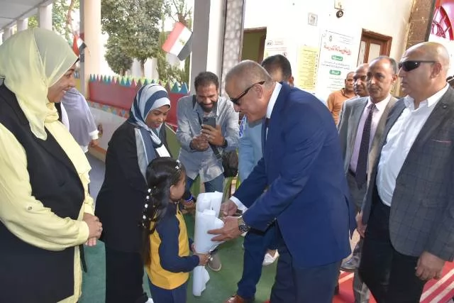 محافظ الأقصر يشهد طابور الصباح بمدرسة أبو الحجاج الابتدائية