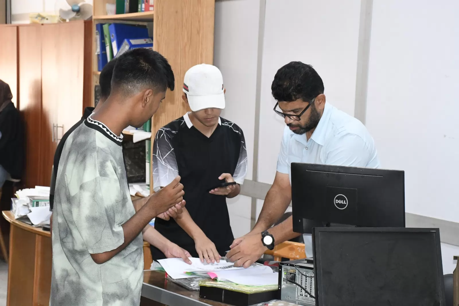 رئيس جامعة قناة السويس يتفقد الإدارة المركزية لشئون الطلاب 