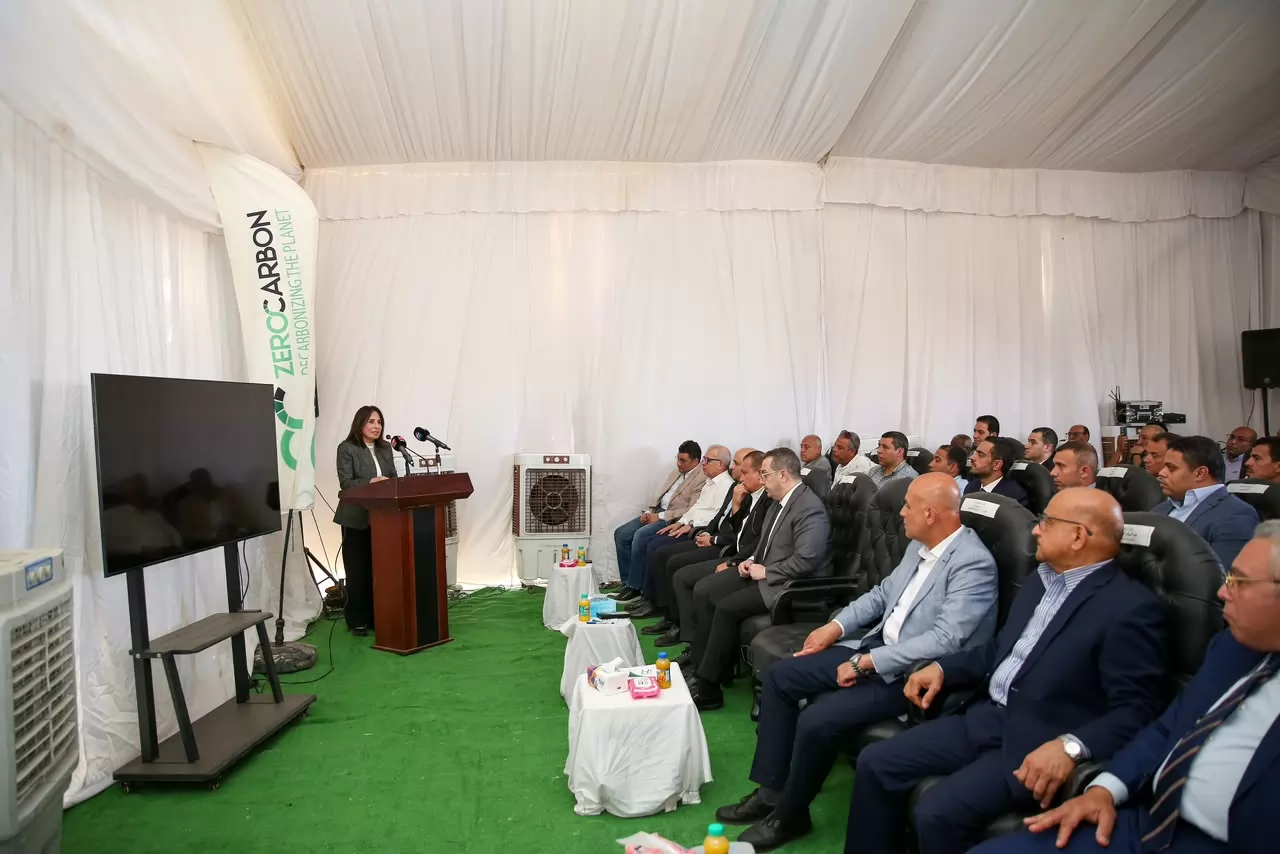 وزيرة الإسكان تشهد تسليم أول ١٠ أفدنة خالية من المخلفات لإتاحتها 