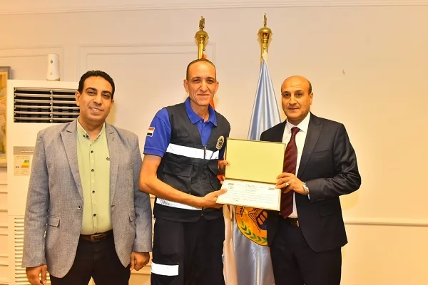 محافظ أسيوط يكرم 3 من العاملين بهيئة الإسعاف لأمانتهم.