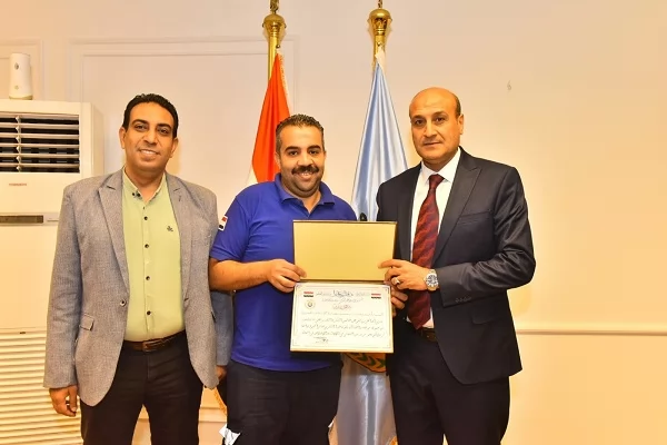 محافظ أسيوط يكرم 3 من العاملين بهيئة الإسعاف لأمانتهم.