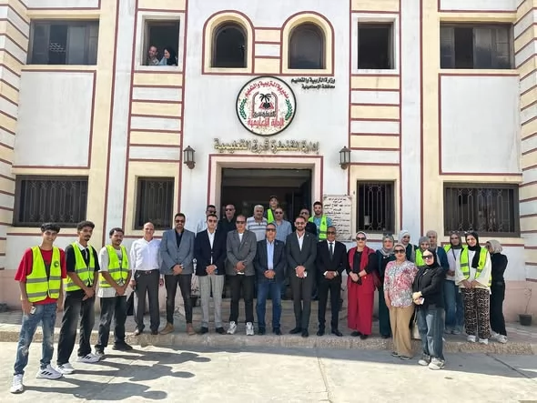 مستقبل وطن الإسماعيلية يوزع هدية الرئيس على طلاب القنطرة شرق..صور