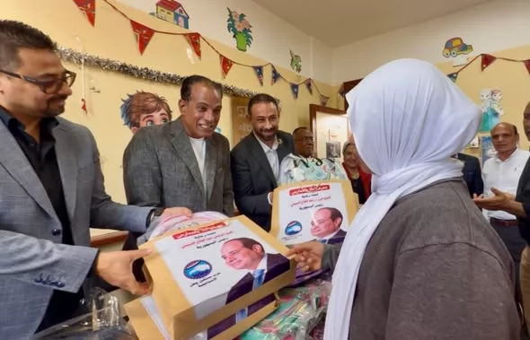 مستقبل وطن الإسماعيلية يوزع هدية الرئيس على طلاب القنطرة شرق..صور