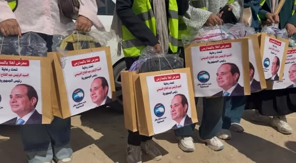 مستقبل وطن الإسماعيلية يوزع هدية الرئيس على طلاب القنطرة شرق..صور