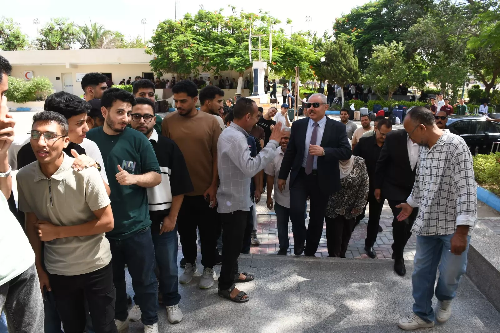 ︎رئيس جامعة القناة يتفقد المدن الجامعية ويتابع أعمال تسكين الطلاب