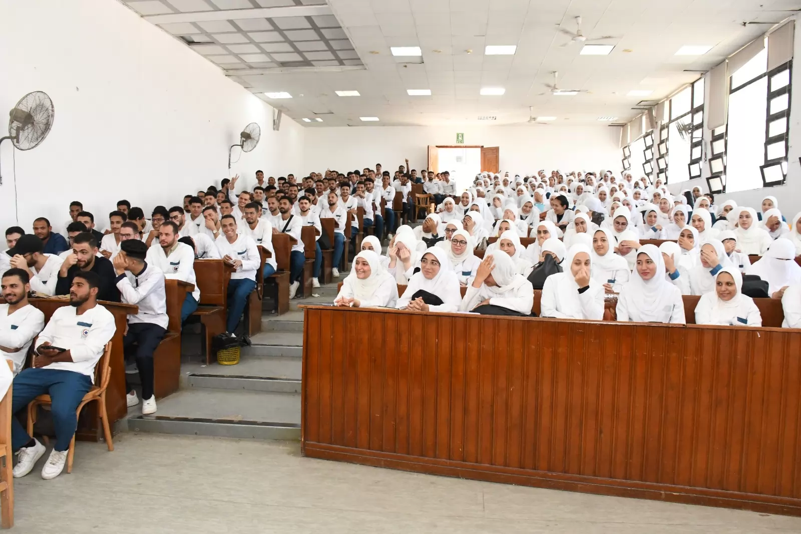 رئيس جامعة قناة السويس يتفقد مدرجات كلية التمريض 