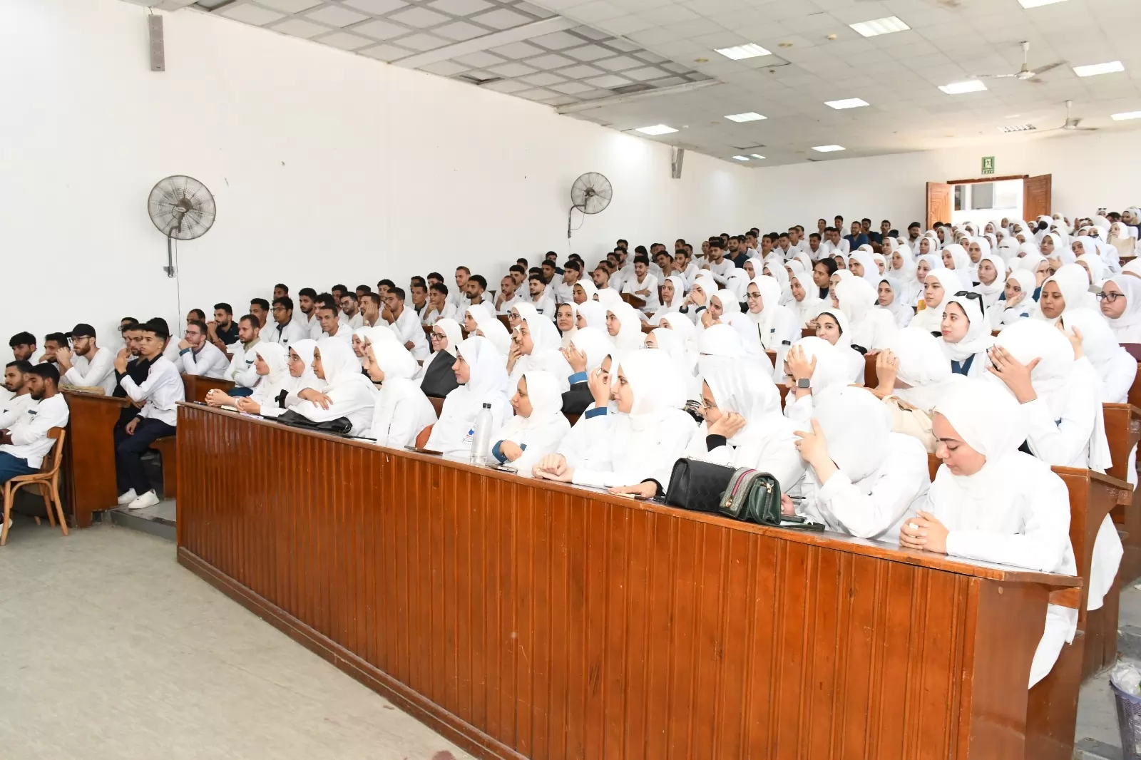 رئيس جامعة قناة السويس يتفقد مدرجات كلية التمريض 