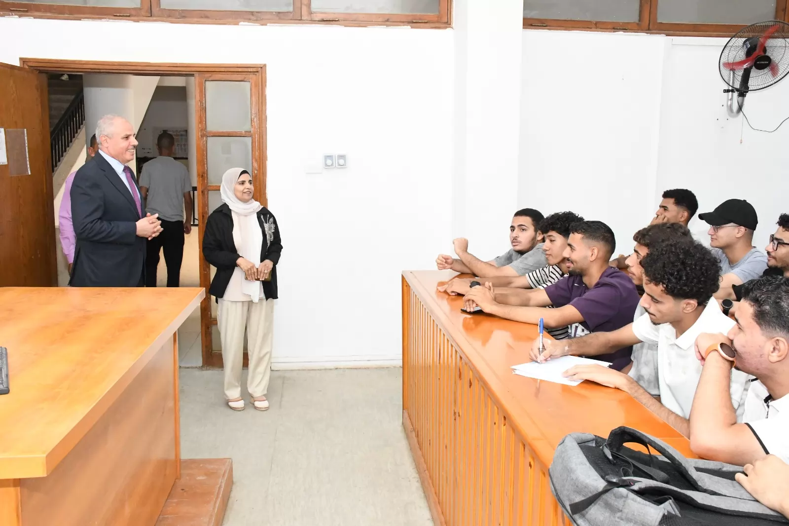 رئيس جامعة قناة السويس يتفقد مدرجات كلية التمريض 