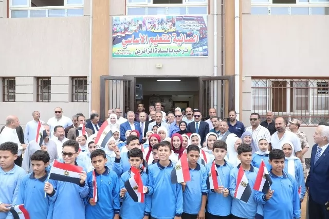 طلاب المدارس يستقبلون محافظ الشرقية بالورود والأغاني الوطنية 