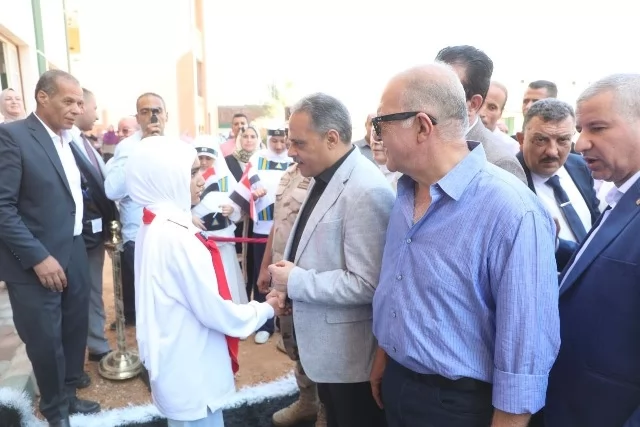 طلاب المدارس يستقبلون محافظ الشرقية بالورود والأغاني الوطنية 