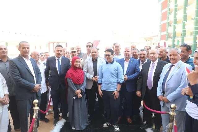 طلاب المدارس يستقبلون محافظ الشرقية بالورود والأغاني الوطنية 
