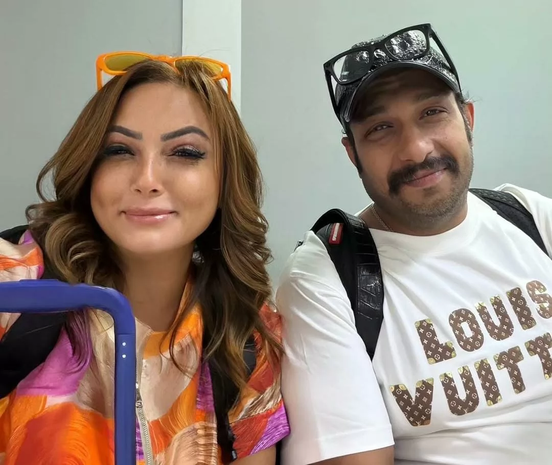 محمد ثروت يداعب متابعيه برفقة بشرى في تونس .. شاهد