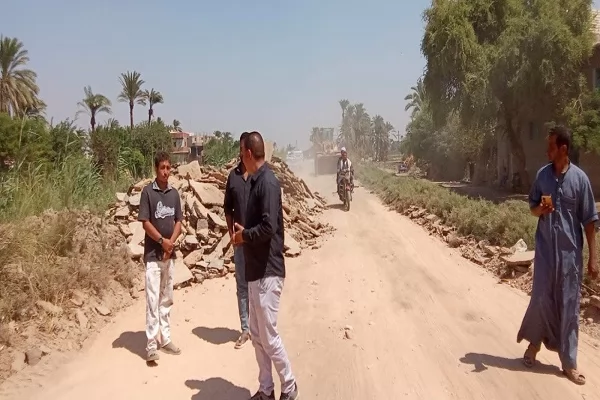 محافظ المنيا يتابع أعمال رصف طريق ترعة سري باشا بأبوقرقاص
