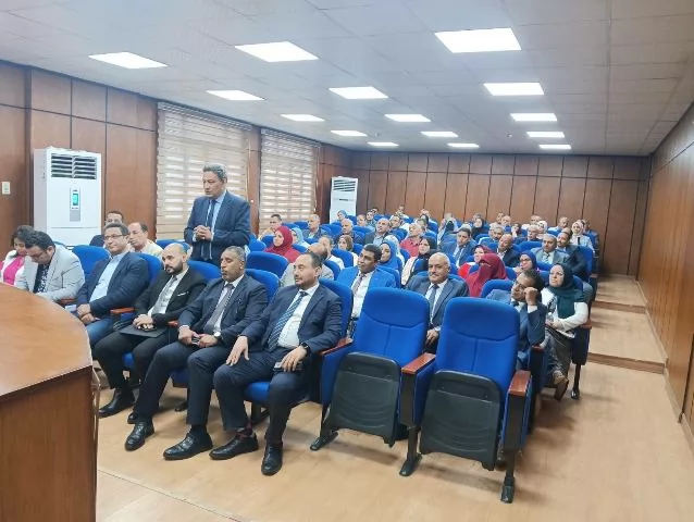  وفد وزارة المالية يلتقي العاملين بالمديرية بالمنيا