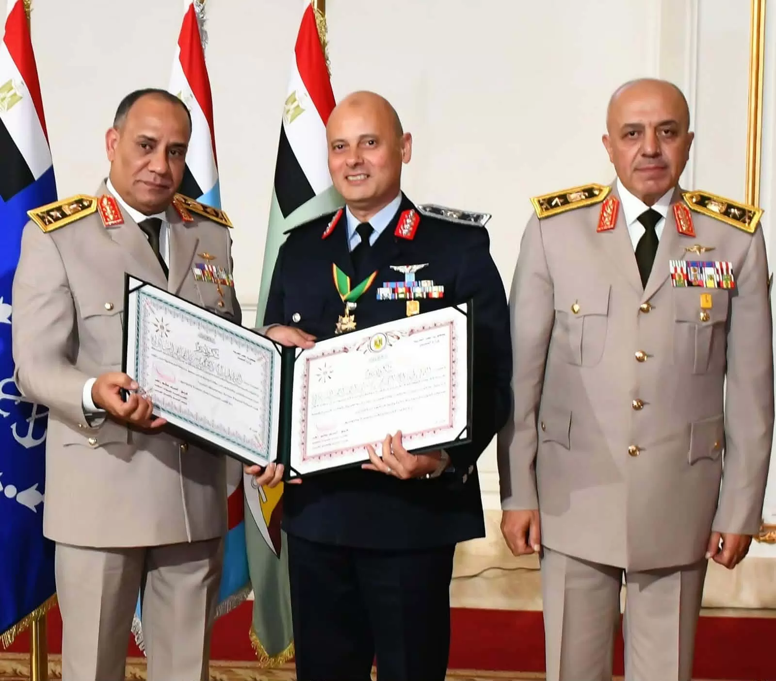وزير الدفاع يكرم عدداً من القادة الذين أوفوا العطاء بالقوات المسل