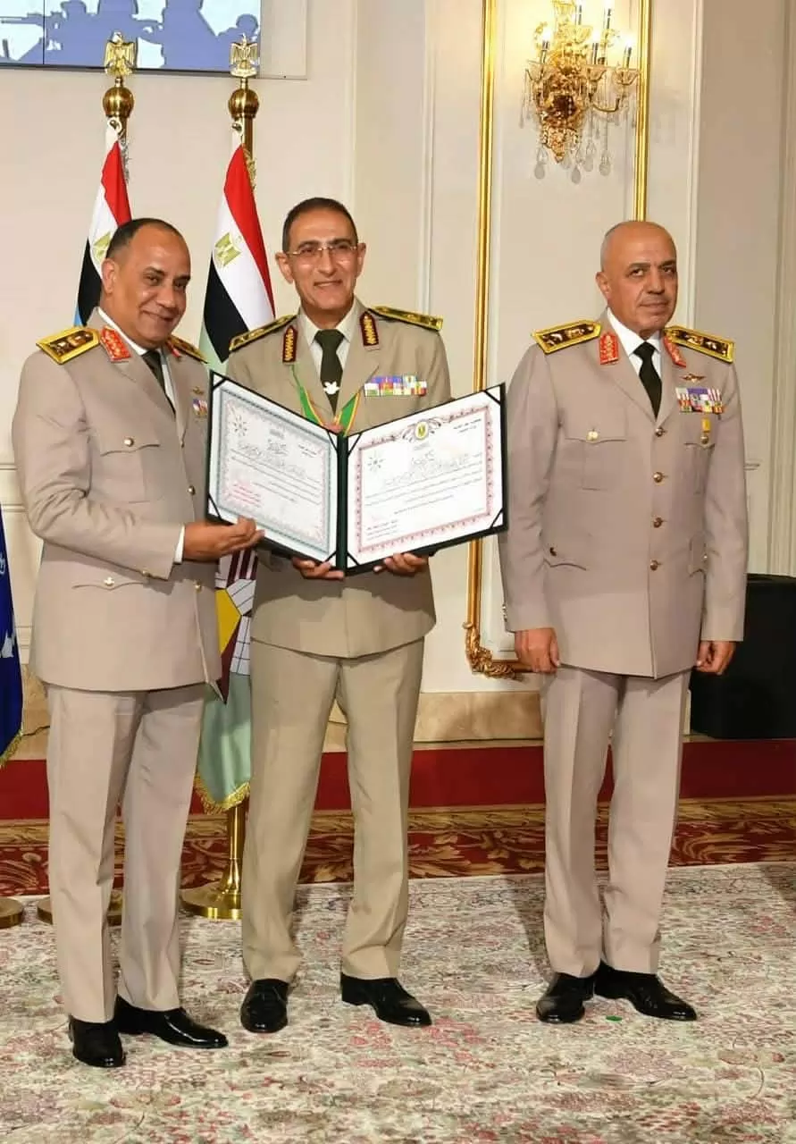 وزير الدفاع يكرم عدداً من القادة الذين أوفوا العطاء بالقوات المسل