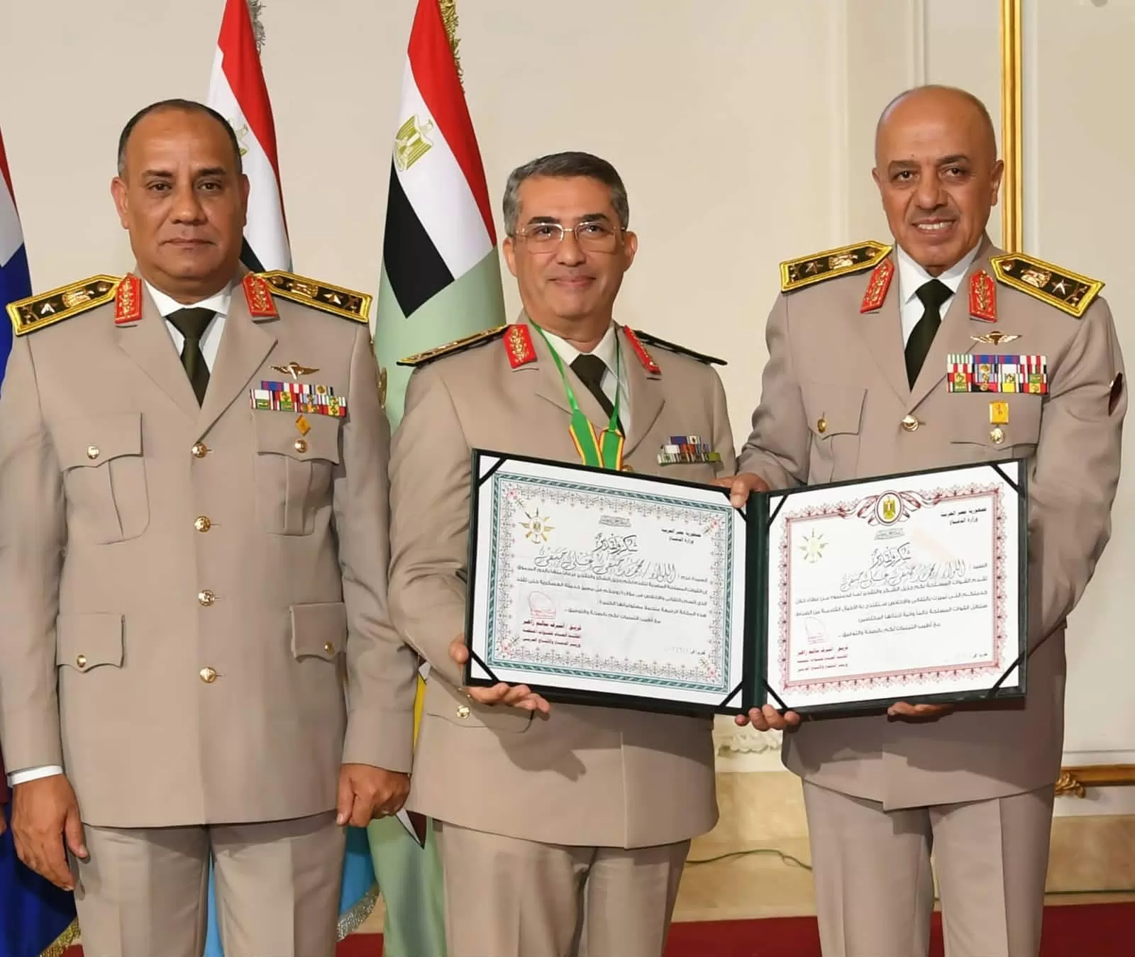 وزير الدفاع يكرم عدداً من القادة الذين أوفوا العطاء بالقوات المسل