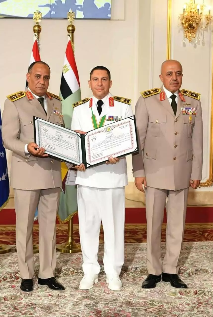 وزير الدفاع يكرم عدداً من القادة الذين أوفوا العطاء بالقوات المسل