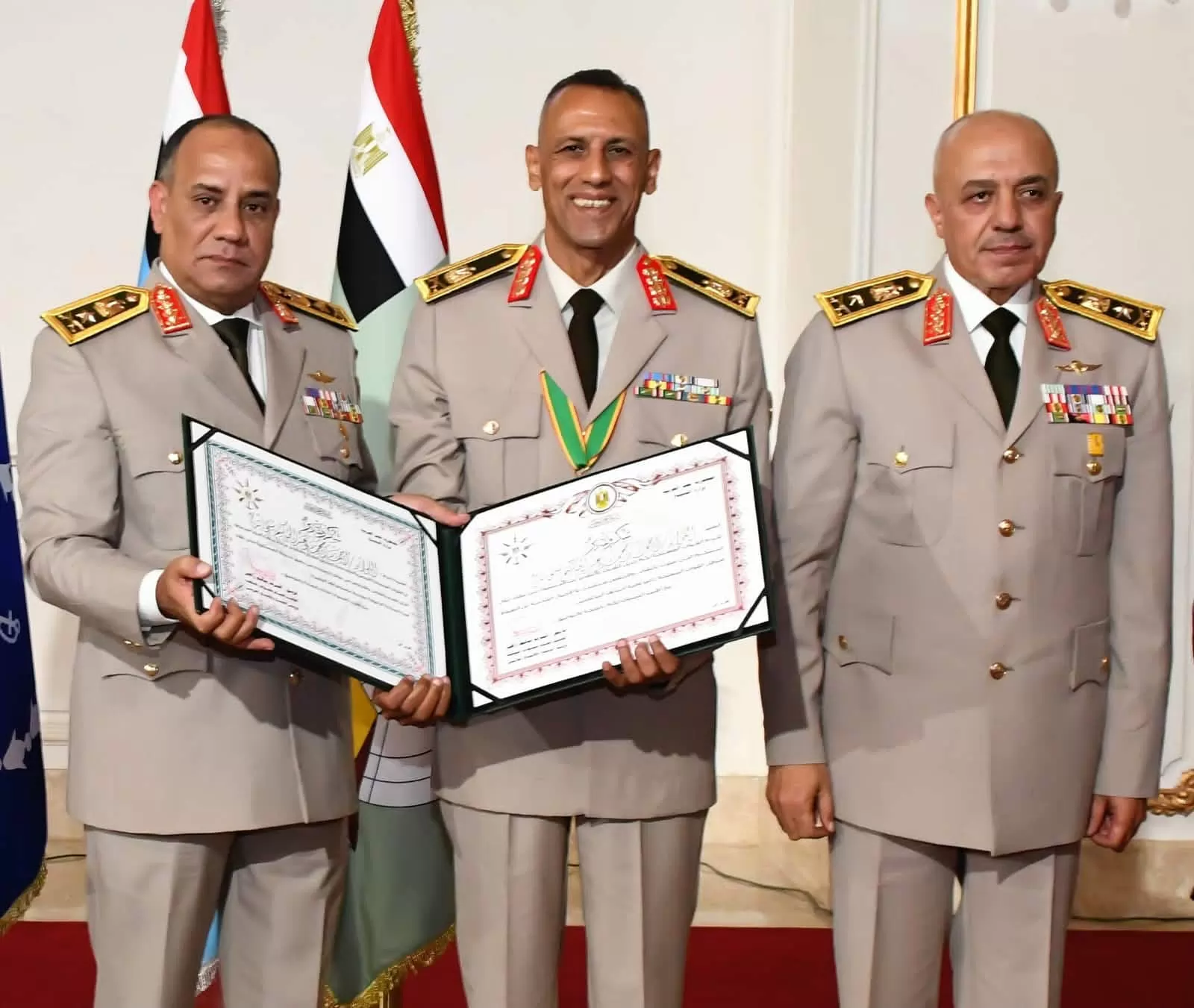 وزير الدفاع يكرم عدداً من القادة الذين أوفوا العطاء بالقوات المسل
