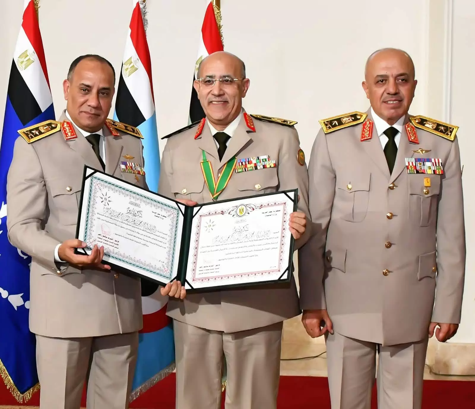 وزير الدفاع يكرم عدداً من القادة الذين أوفوا العطاء بالقوات المسل