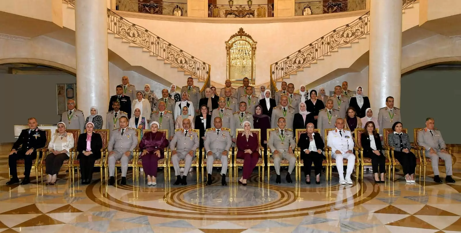 وزير الدفاع يكرم عدداً من القادة الذين أوفوا العطاء بالقوات المسل