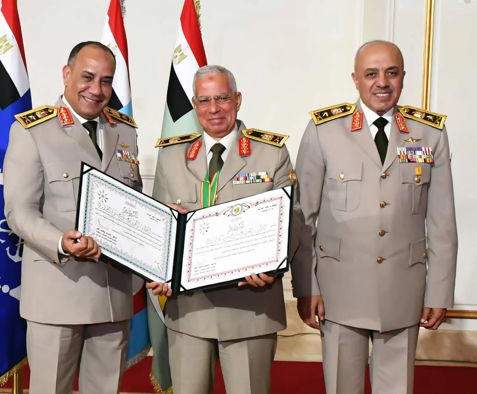 وزير الدفاع يكرم عدداً من القادة الذين أوفوا العطاء بالقوات المسل