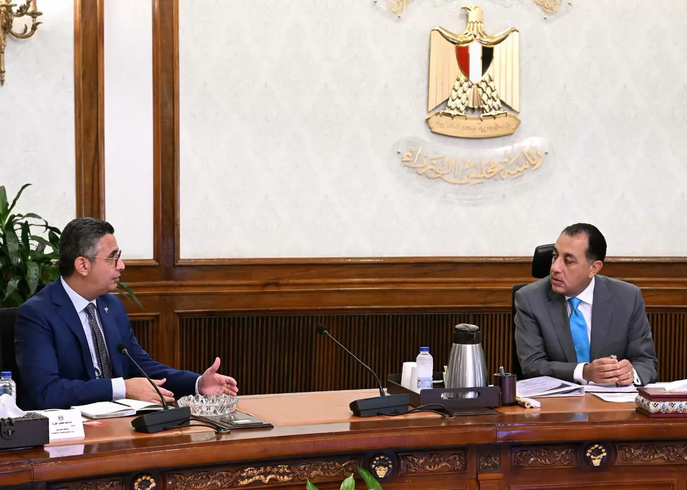 رئيس الوزراء يتابع مع وزير التموين عددا من الملفات ويطمئن على انتظام منظومتي الخبز والسلع 