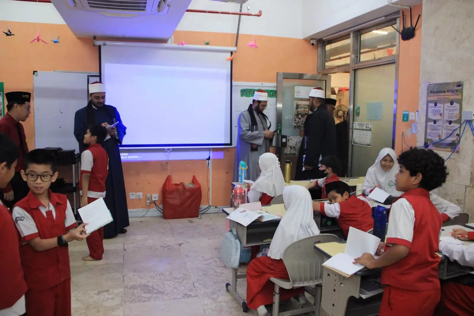 على هامش مؤتمر «جاكرتا»...زيارة لمدرسة«استقلال» و«الأزهر الشريف» 