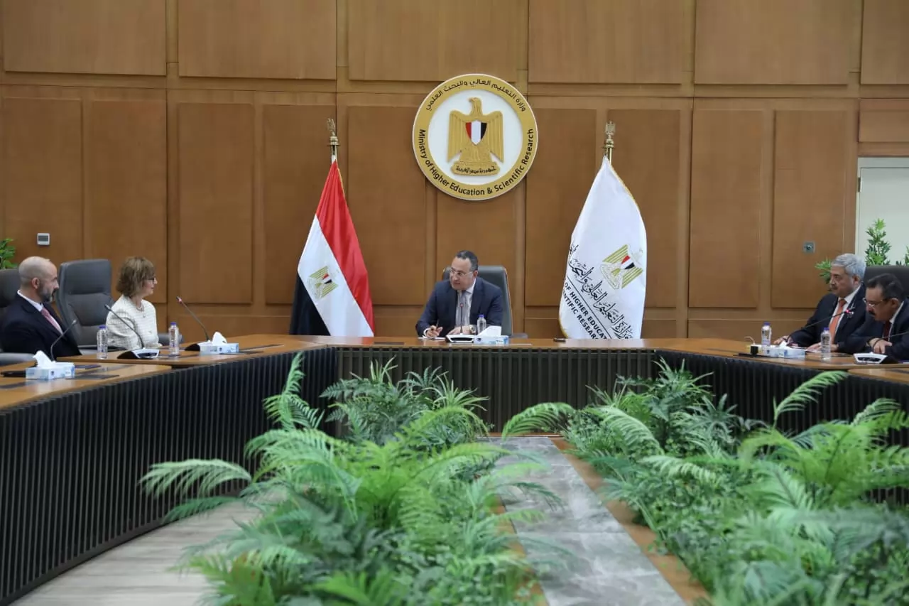 وزير التعليم العالي يبحث مع شركة عالمية تعزيز التعاون المشترك