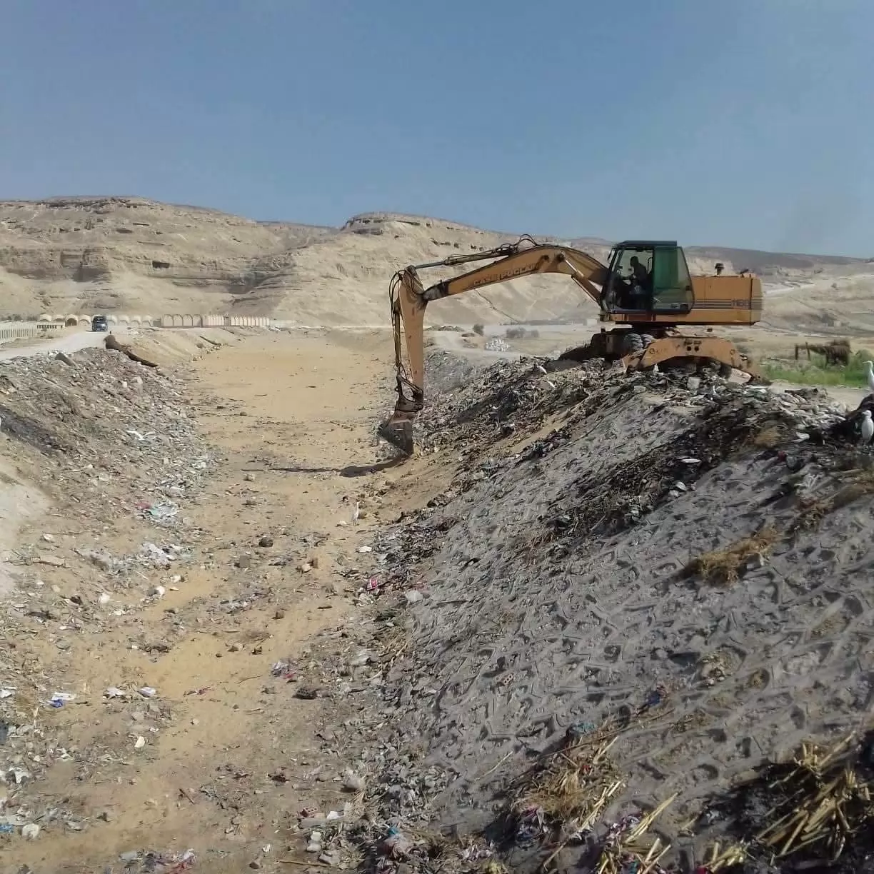 رئيس مدينة ملوى يتابع جاهزية مخرات السيول استعداداً لفصل الشتاء 