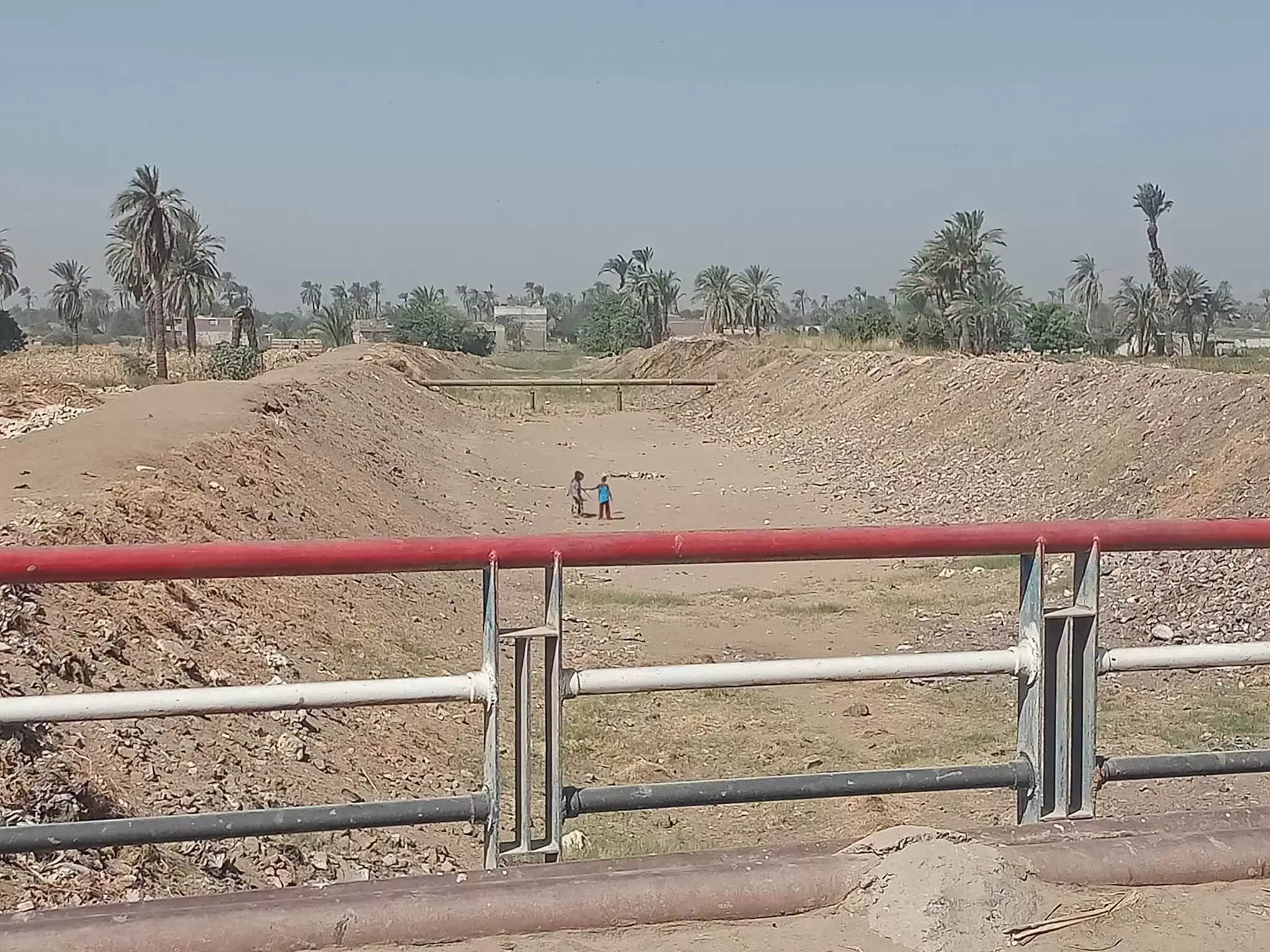 رئيس مدينة ملوى يتابع جاهزية مخرات السيول استعداداً لفصل الشتاء 