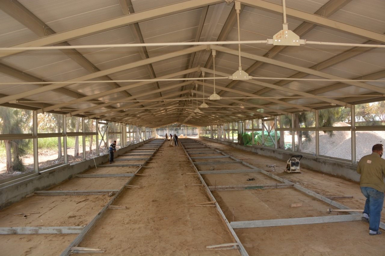 محافظ الغربية يتفقد محطة إنتاج البيض ويقيل رئيس وحدة دفرة-صور