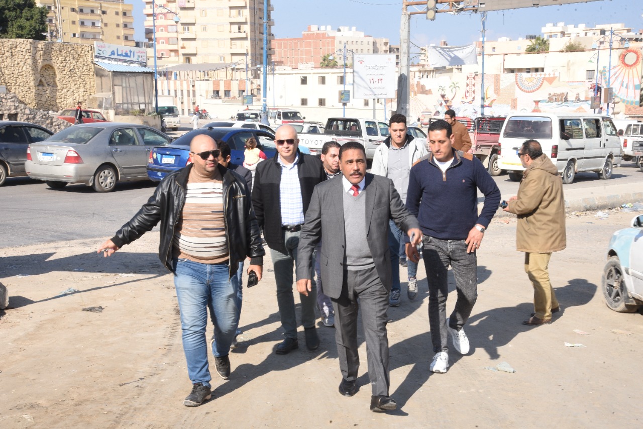 جولة تفقدية لمحافظ مطروح بمدينة مرسي مطروح