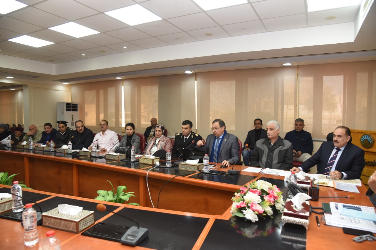 شعيب وقيادات مطروح يناقشون المخطط المرورى لشوارع مرسي مطروح