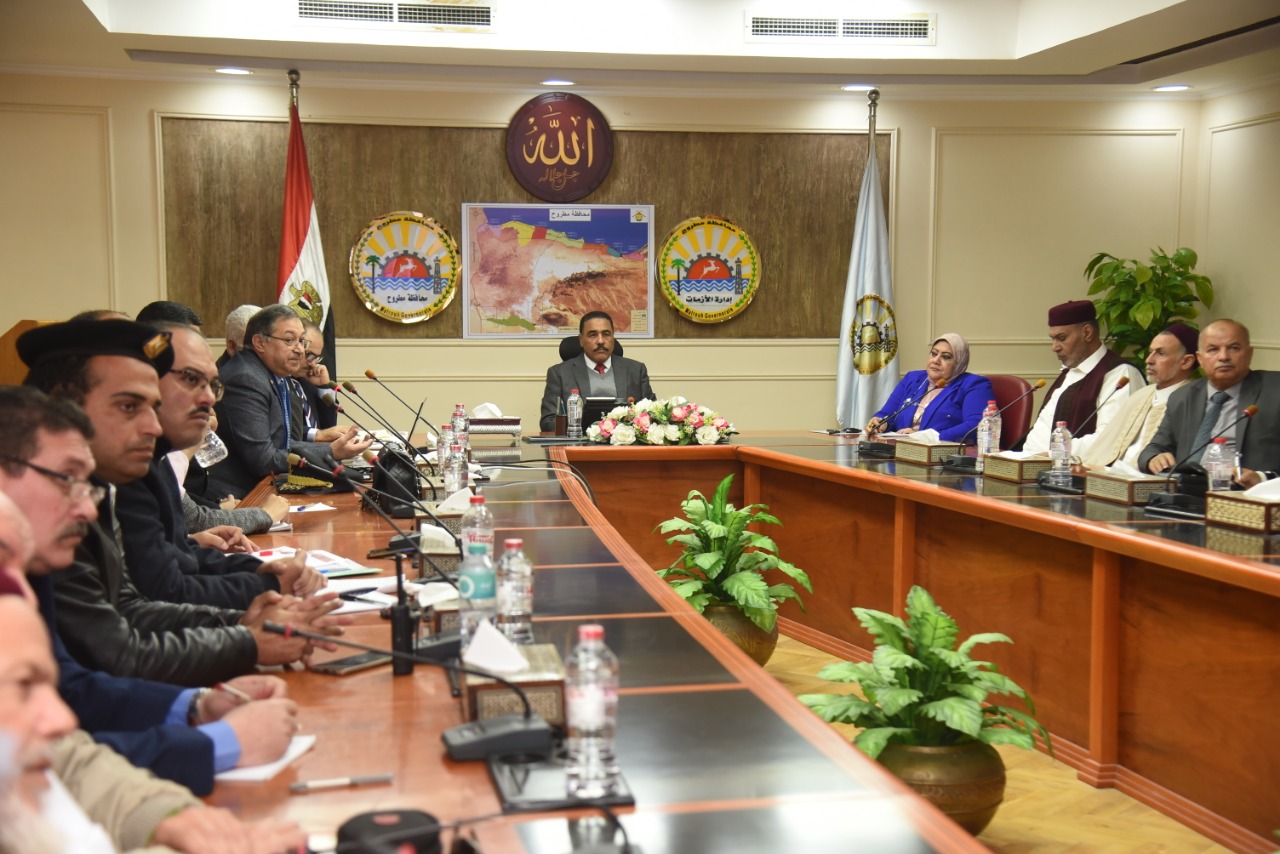 شعيب وقيادات مطروح يناقشون المخطط المرورى لشوارع مرسي مطروح