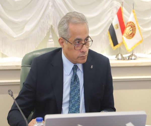 وزير العمل  حسن شحاتة