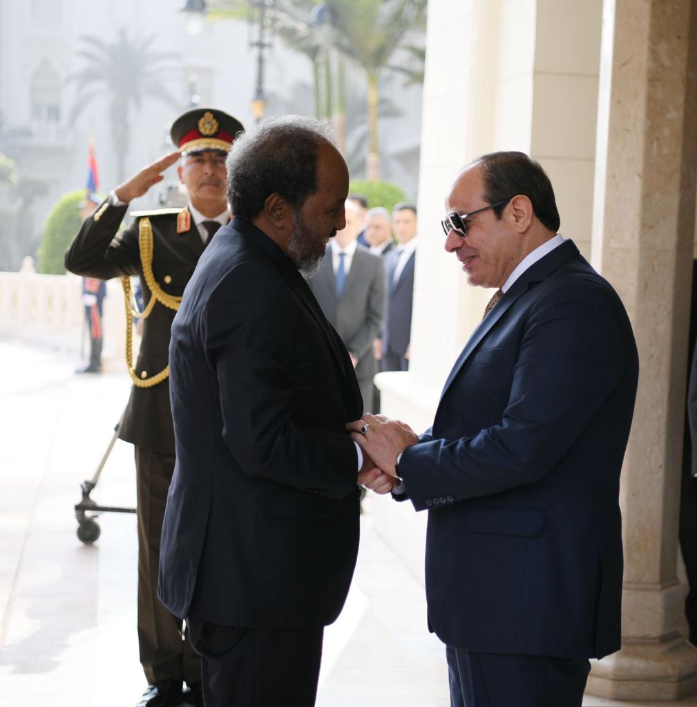 المتحدث باسم رئاسة الجمهورية ينشر صور استقبال الرئيس السيسي لنظير