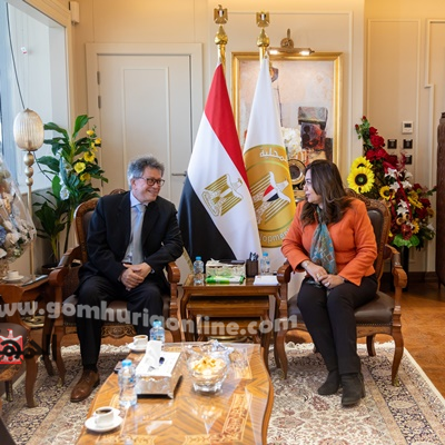 وزيرة التنمية المحلية خلال استقبالها رئيس مجلس إدارة الشركة المتحدة للخدمات الإعلامية