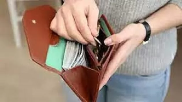 أمين الفتوى يحسم الجدل حول راتب الزوجة ومشاركتها فى مصروف البيت 