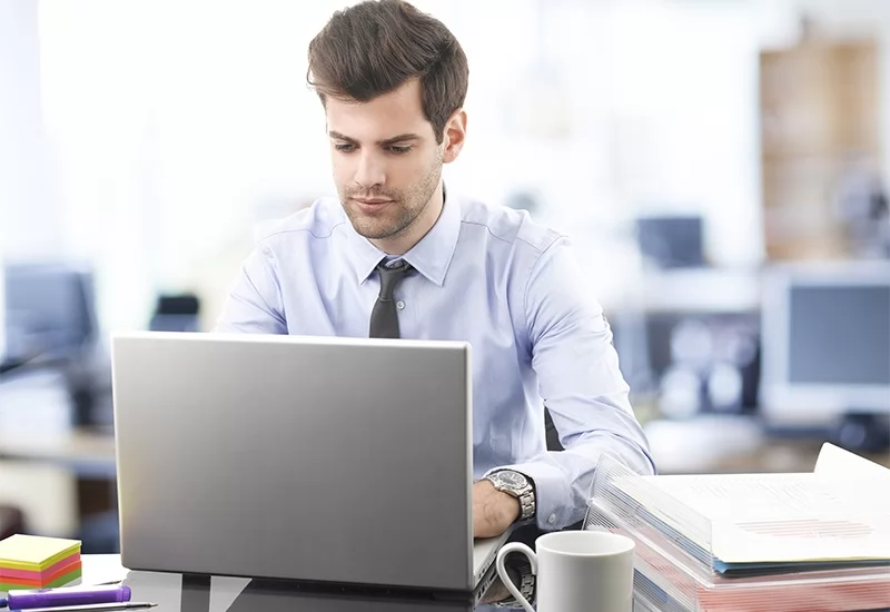 حكم استغلال الموظف إيميلات العملاء وأرقامهم الخاصة 