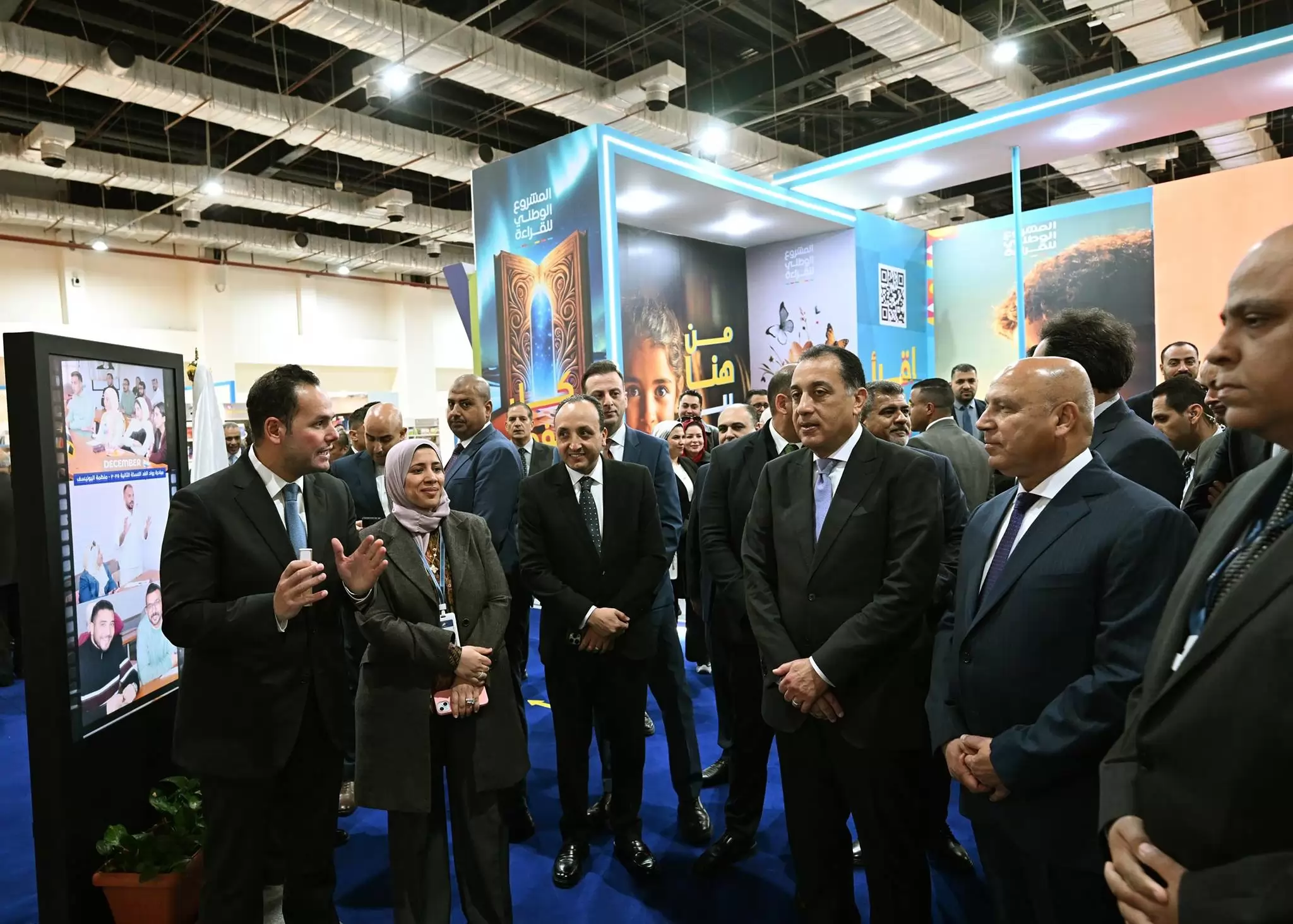 مدبولي يتفقد جناح مركز معلومات مجلس الوزراء بمعرض الكتاب 